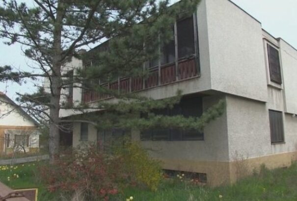 Letartóztatták a párkányi „zenélő ház” tulajdonosát, aki 16 éven át terrorizálta szomszédait