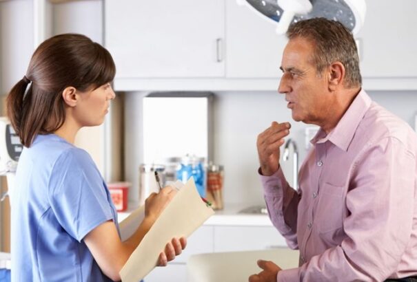 Az egészségbiztosítók vizsgálják az orvosok visszaéléseit