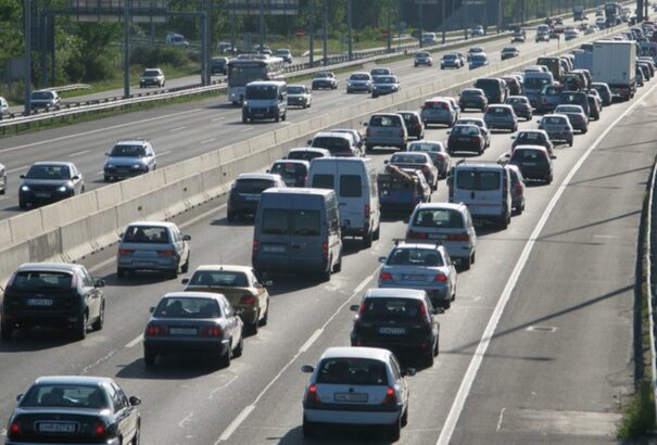 Rossz hír a Balatonra igyekvőknek: Leborult egy gépkocsi rakománya az M7-esen, nagy a torlódás a Balaton felé