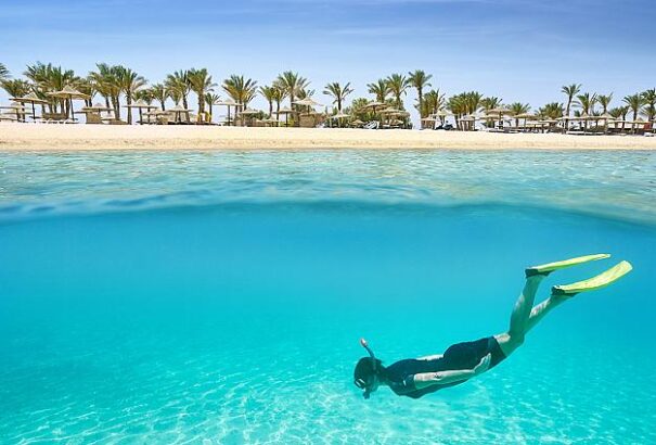 Ideiglenes korlátozásokat vezettek be az Egyiptomba látogató turistáknak. Csupán egyméteres mélységig mehetnek a tengerbe