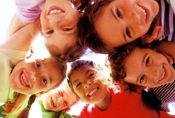 Már a gyerekek is egyre többet spórolnak és egyre korábban kapnak mobiltelefont