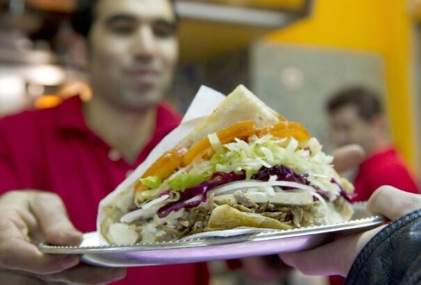 Kijev: Romlott húsból készült kebabtól kaptak szalmonellát