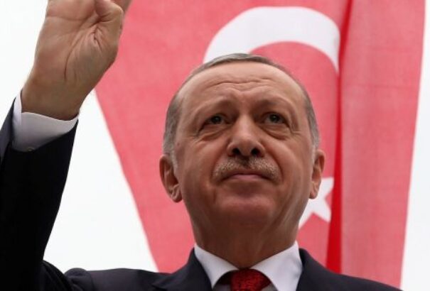 Az összeomlás szélén a török gazdaság, Erdogan háborús retorikája pedig csak olaj a tűzre