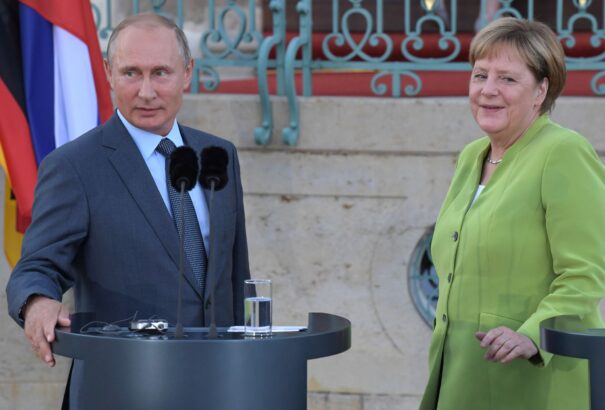 Merkel: Németországnak és Oroszországnak tennie kell a nagy nemzetközi válságok rendezéséért