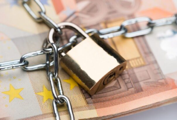 Már azonnali hatállyal blokkolhatja az adótartozások összegét az adóhivatal a bankszámlákon