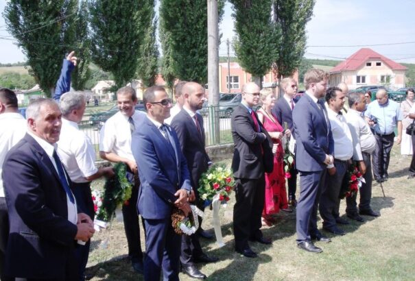 A roma holokausztra emlékeztek a gömöri Baracán – Isten oltalmát kérték a cigányságra