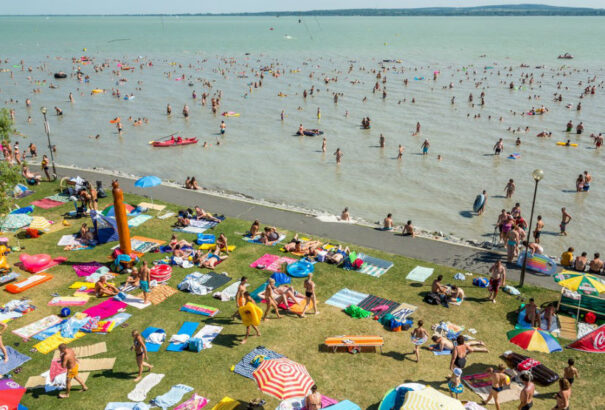 A hőségben megtelt a Balaton. Sokan az autójukban alszanak, vagy sátrat vernek fel a kocsijuk mellé