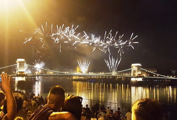 A budapesti augusztus 20-i ünnepi tüzijáték képei és videói