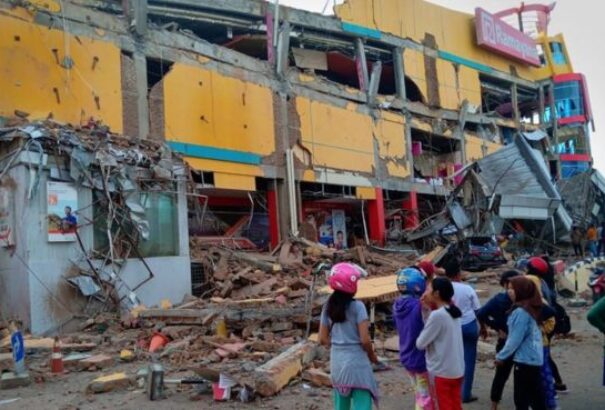 Cunami Indonéziában: 384-re emelkedett a halálos áldozatok száma. Kórházak és hotelek dőltek romba