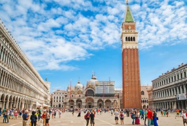 500 euróra büntethetik a turistákat, ha leülnek Velencében