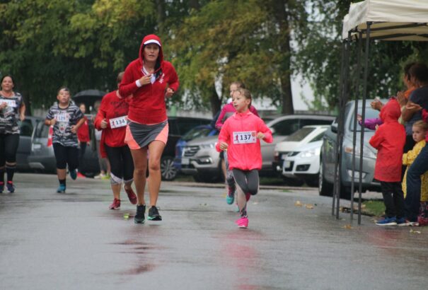 A zuhogó eső sem vette kedvét a IV. Csilizradványi futóverseny résztvevőinek