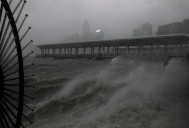 Kínában 2,4 millió embert evakuáltak a Mangkhut tájfun miatt (Videó)