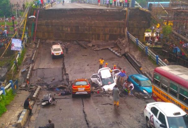 Leszakadt egy híd Kalkuttában, többen a romok alá szorultak