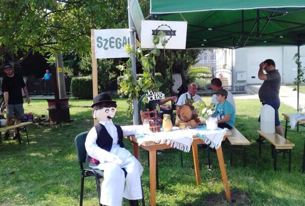 Falunap és búcsú – Párhuzamvonás egy Bátorkeszi séta kapcsán