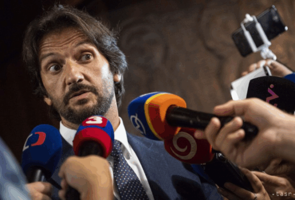 Kaliňáknak ezúttal az Egyesült Arab Emirátusok miniszterétől kapott motorkerékpár miatt kell magyarázkodnia