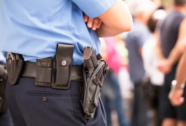 Lelőtte szomszédját a rendőrnő, mert eltévesztette a lakást