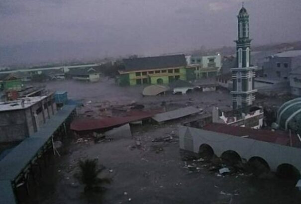 VIDEÓ: Cunami csapott le Indonézia partjaira, többen meghaltak