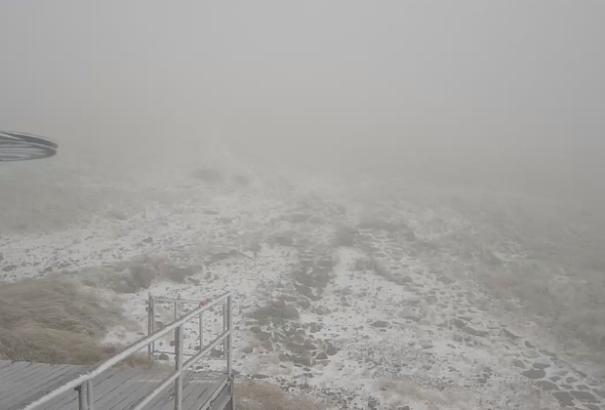 A hegyekben már havazik, az ország többi részén pedig talaj menti fagyokra figyelmeztetnek