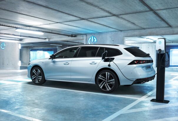 Jönnek az összkerék meghajtású Peugeot hybridek