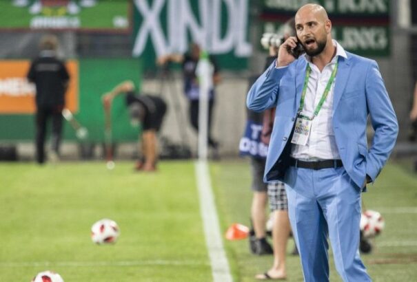 Hozzávágta a poharát a biztonsági emberhez, legfeljebb 99 eurós pénzbüntetést kaphat Kmotrík