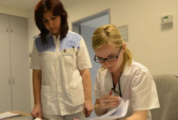 Januártól lényegesen emelkedik a nővérek és egészségügyi dolgozók bére