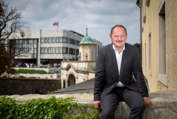 Simon Zsolt: A dél-szlovákiai magyarokat és a szlovákokat is az bántja, hogy a Smer az arcukba röhög