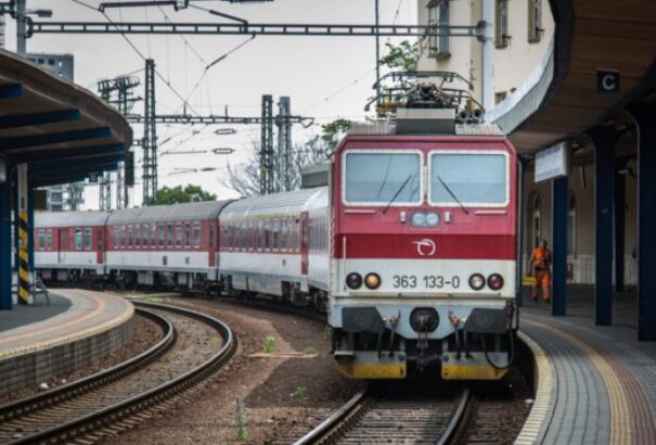 A vonatban rekedt utasok a törvényi kereten felül kapnak kártérítést