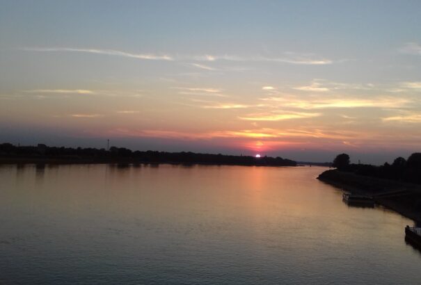 Nyárvégi séta a komáromi Duna-parton (Képriport)