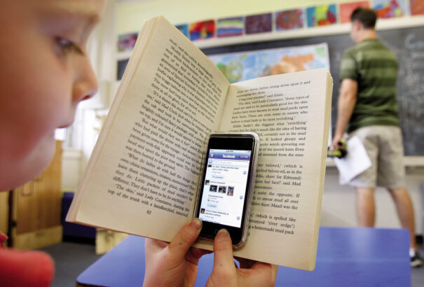 Vége az iskolai mobilozásnak. A francia diákok mobiltelefonok nélkül kezdték meg az új tanévet