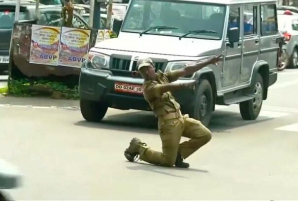 Tánccal irányítja a forgalmat az indiai rendőr – Videó