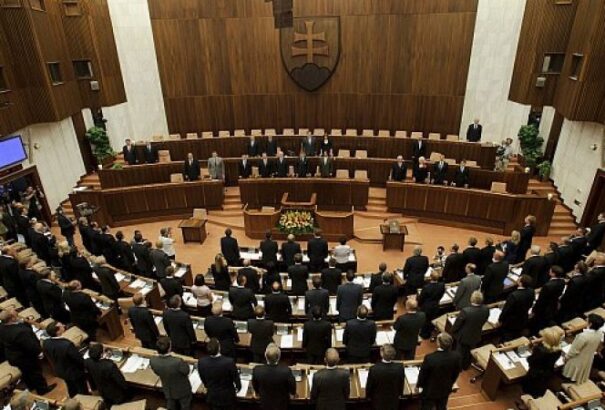 Ha szerdán nem szavazzák meg a veszélyhelyzet meghosszabbítását, azonnal véget ér a kijárási tilalom Szlovákiában