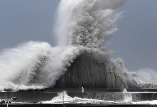 Lecsapott a Dzsebi tájfun Japánra: 9-en meghaltak, 340-en megsérültek (képek, videók)