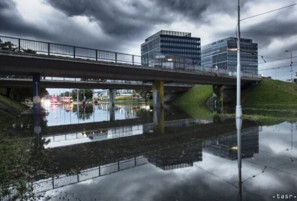 Özönvíz után – Pozsonyban leállt a közlekedés, az egyik kórháznak is problémái akadtak