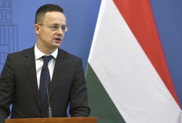 Szijjártó: Macron és Juncker bevándorláspárti politikus