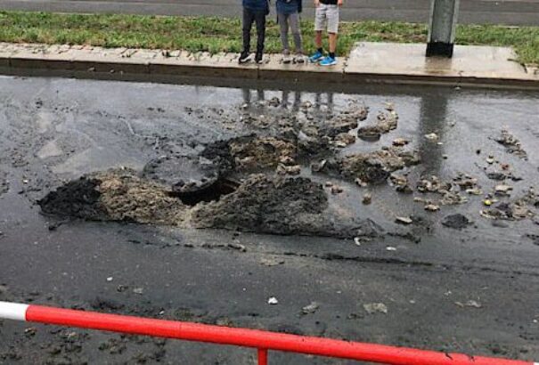 Prága egyik legforgalmasabb utcáján szó szerint kirobbant a csatornából a szennyvíz