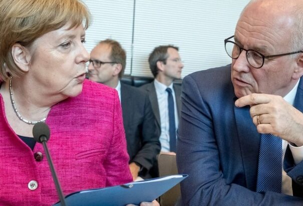 Leváltották Merkel 13 éve hivatalban lévő bizalmasát