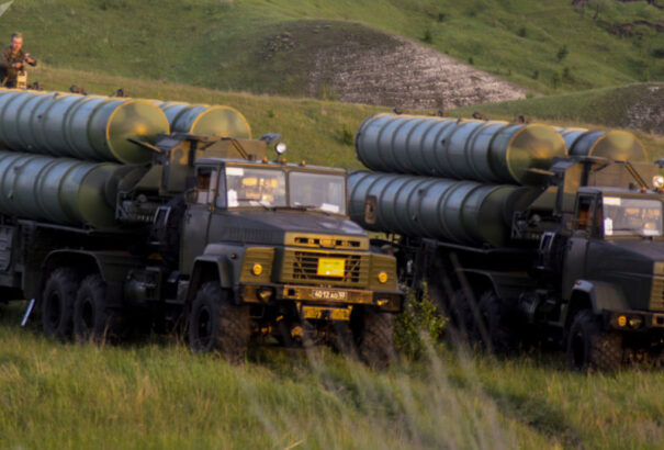 Megérkezett Szíriába az orosz Sz-300-as légvédelmi rendszer