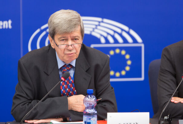 „Kávéztam Sargentinivel” – Eduard Kukan szerint Orbán Viktor az EP-képviselők „begyében volt”