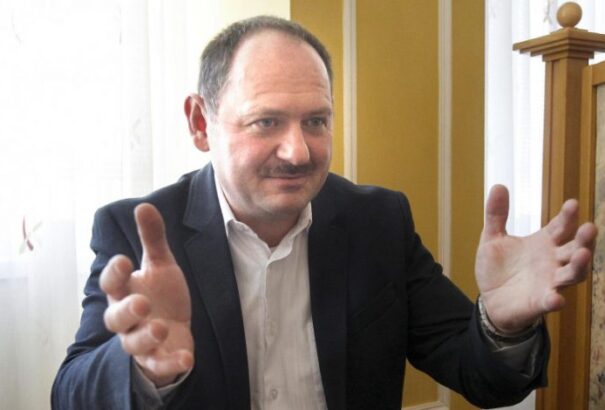 Melyik politikus rendelkezik a legtöbb házzal és telekkel? Simon Zsolt a ranglista élén