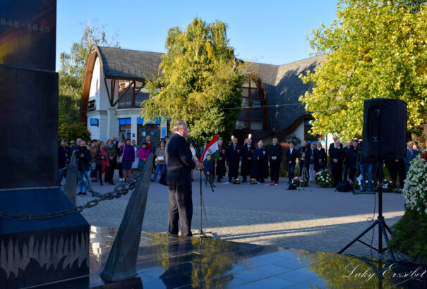 „Maradjunk meg magyarnak itt, a szülőföldünkön.” – mondta Csáky az aradi vértanúkra való megemlékezésen Dunaszerdahelyen