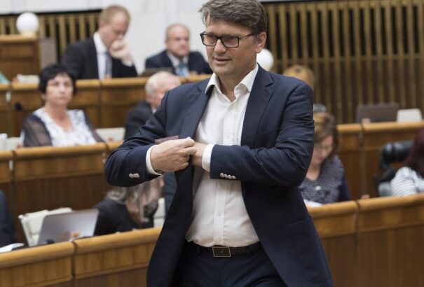 Fogy a koalíció: Marek Maďarič volt kultuszminiszter kilép a Smerből