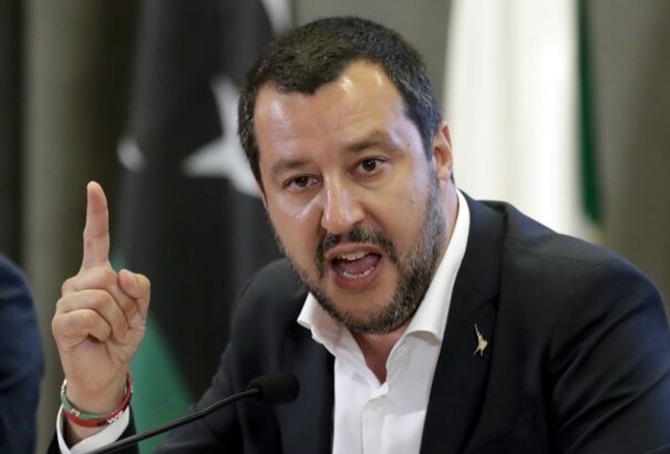 Repülőterek lezárásával fenyeget Salvini
