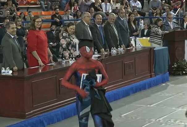 Elvitte a show-t egy mexikói végzős jogász: pókemberes kosztümben jelent meg a diplomaosztóján