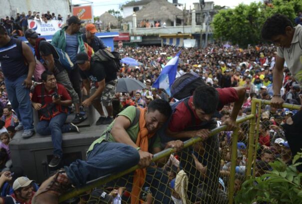 Trump: Az amerikai hadsereg fogja várni a migránsokat a mexikói határnál