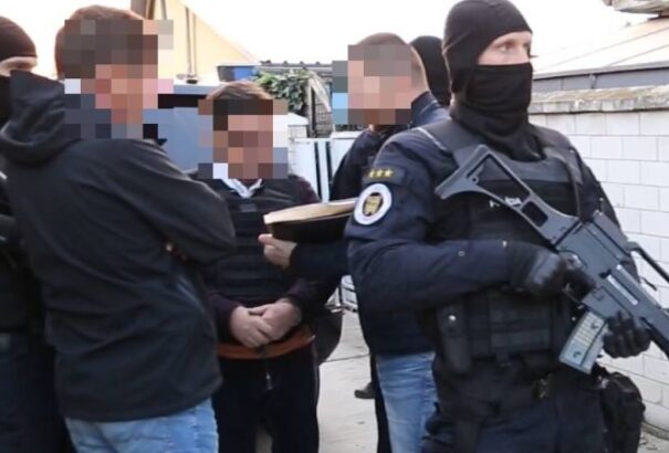 Kommandósok razziáznak Kočnernél, a Bonaparte lakáskomplexumban is házkutatást tartanak