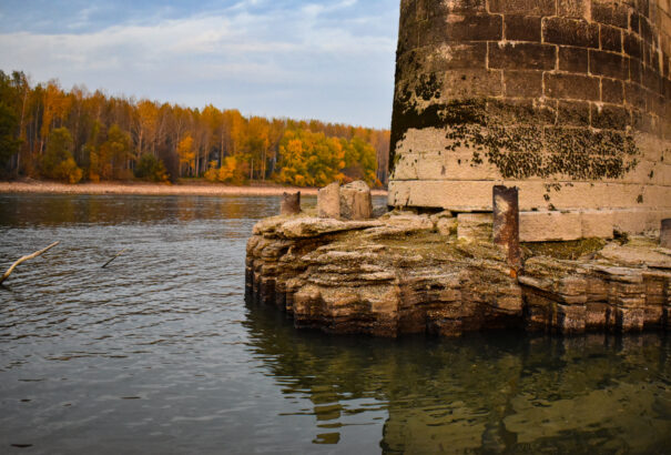 Száraz lábbal a meder közepén Medvénél: Negatív vízszint-rekordokat döntöget a Duna (Képek)
