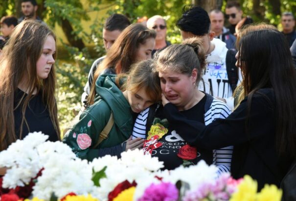 Tízezrek búcsúztatták Kercsben az iskolai ámokfutás áldozatait