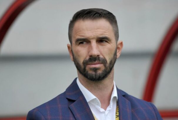 A Nagyszombat futballszurkolói meccs közben verték meg a Slovan edzőinek családtagjait. Ševela fiát fejberúgták