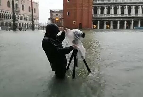 A turistákat az áradás sem kergette el Velencéből – Videó