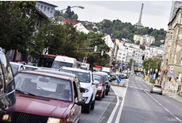 Pozsonyiak és Pozsonyba utazók figyelem: Pénteken komoly forgalom-korlátozásokra számíthatunk Macron miatt